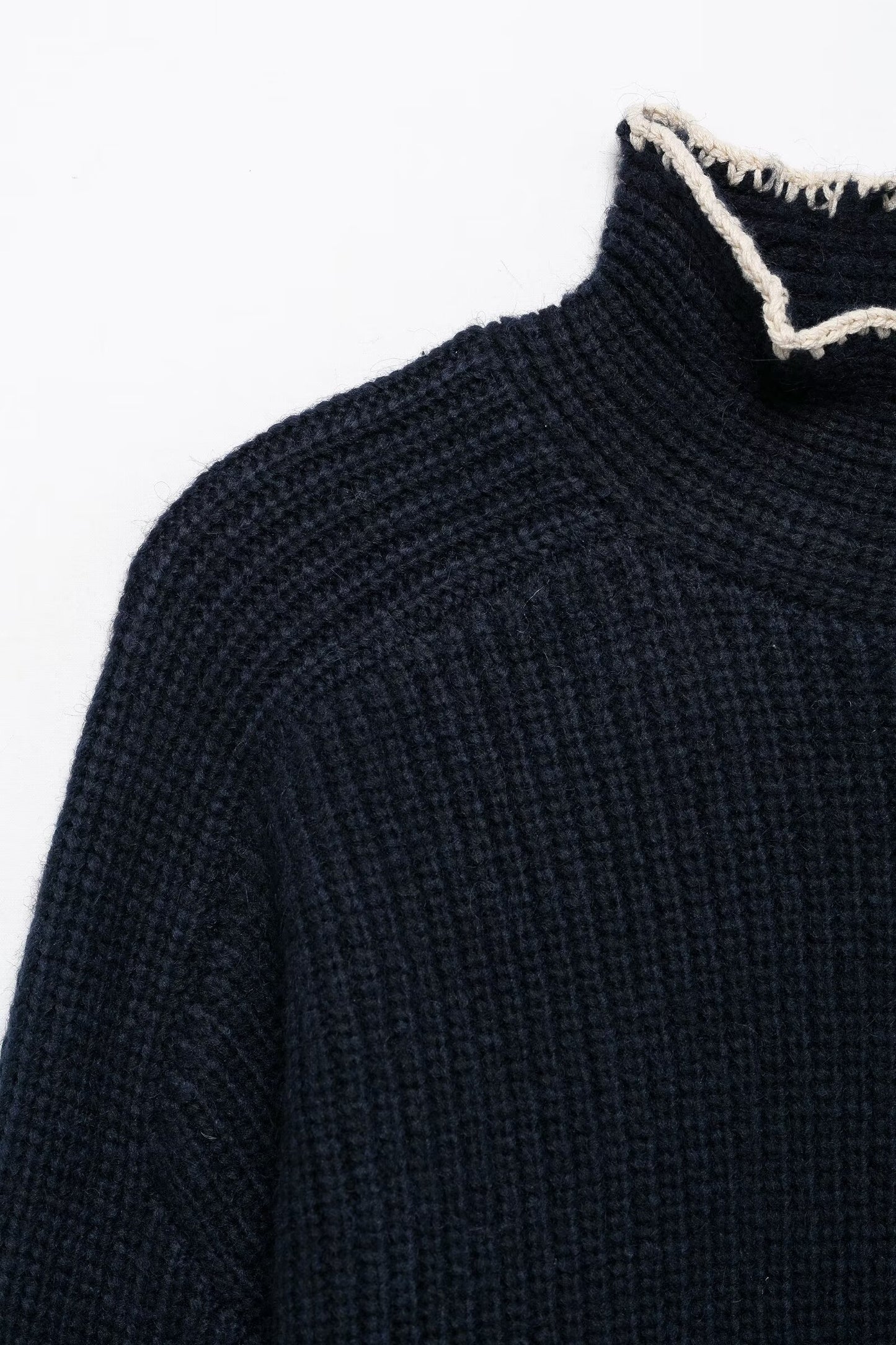Wollpullover mit Schleife