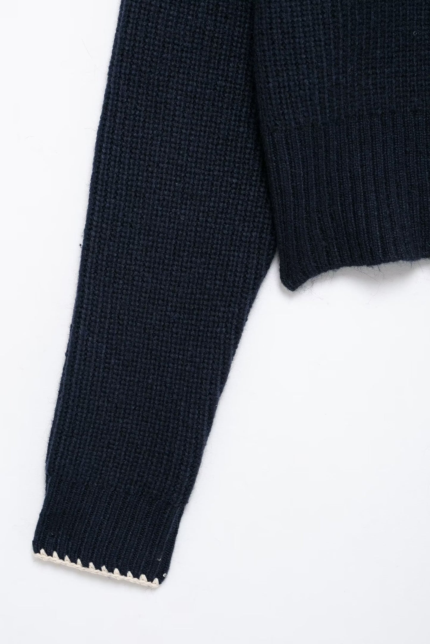 Wollpullover mit Schleife